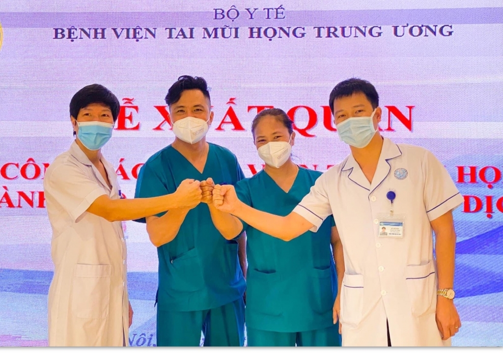 Bác sĩ Nguyễn Thành Quân (người thứ hai, bên trái) cùng đồng nghiệp trước giờ Nam tiến