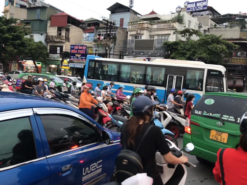 Các phương tiện giao thông ô tô, xe máy đi bất chấp làn đường