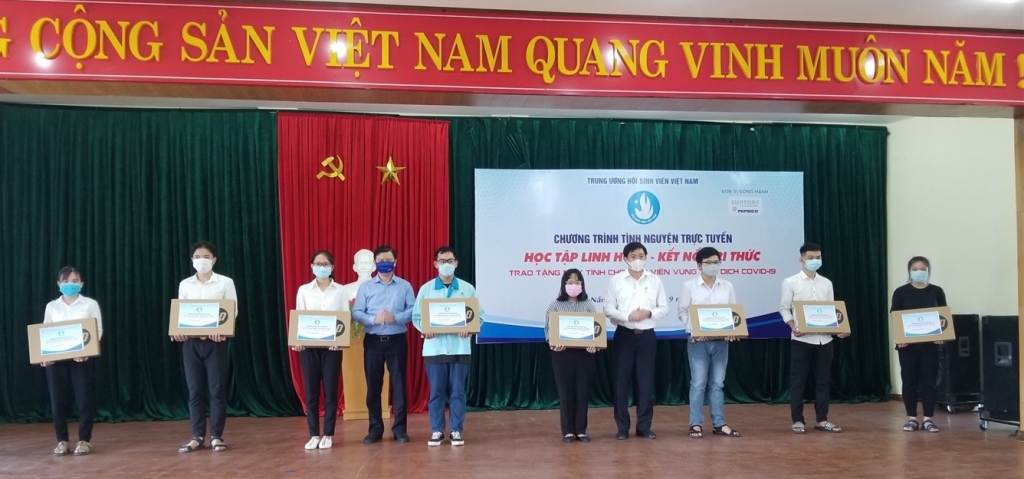 Đại diện Ban tổ chức trao quà tặng sinh viên vùng dịch