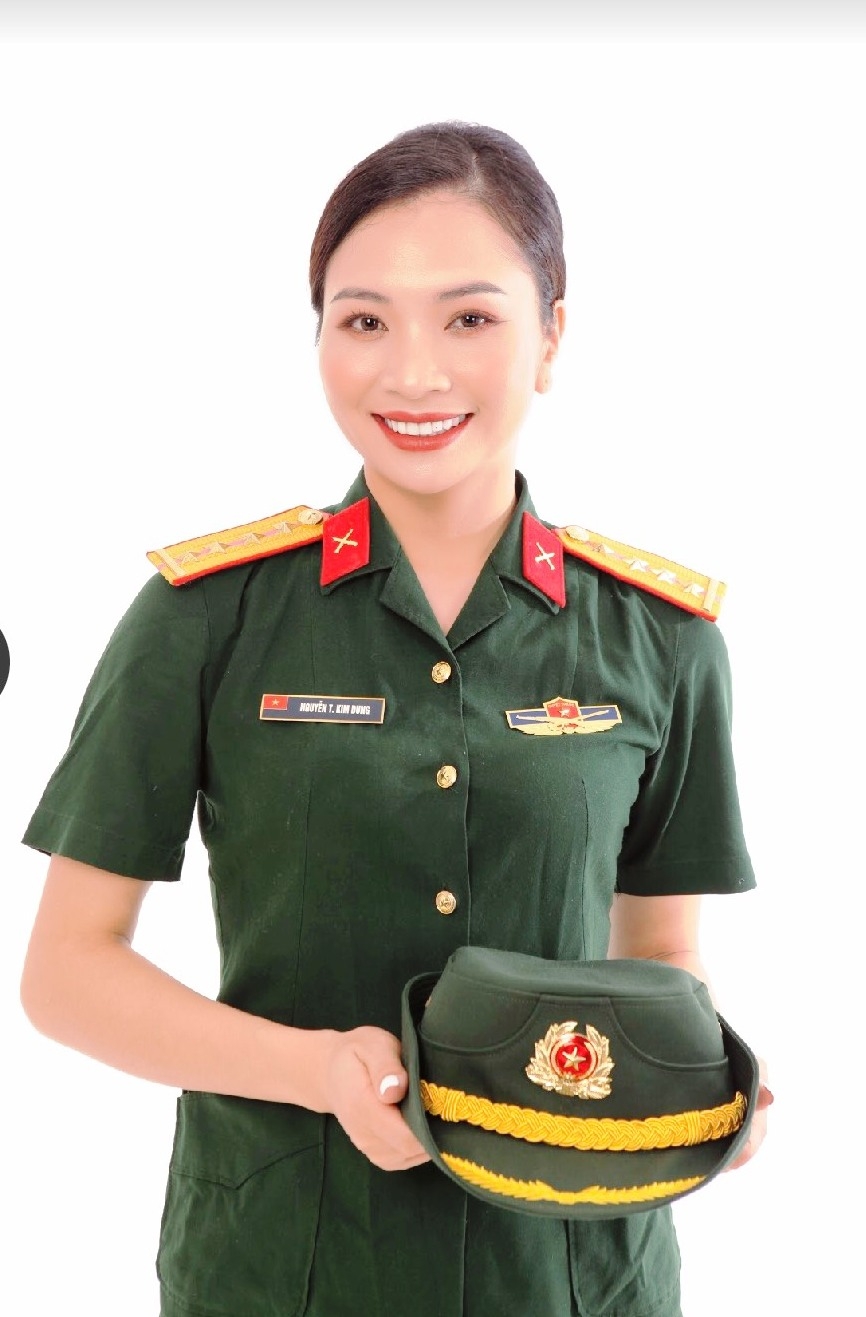 Nữ Đại úy Nguyễn Thị Kim Dung mang màu xanh áo lính đam mê sân khấu