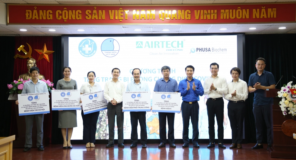 GS.TS Trần Văn Thuấn và anh Nguyễn Ngọc Lương trao biển tượng trưng tặng thiết bị y tế tới đại diện các đơn vị