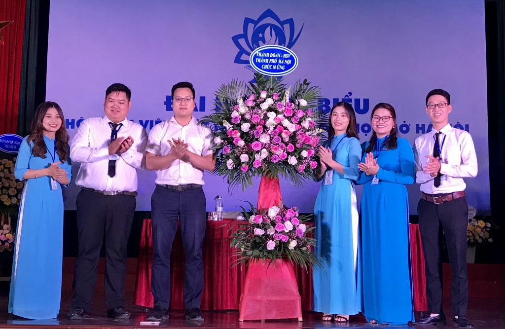Phó Bí thư Thành đoàn Hà Nội Trần Quang Hưng tặng hoa chúc mừng Đại hội Hội Sinh viên trường Đại học Mở Hà Nội