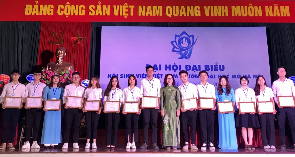 PGS.TS Nguyễn Thị Nhung, Phó Hiệu trưởng trường Đại học Mở Hà Nội trao trao khen thưởng tới các bạn sinh viên tiêu biểu