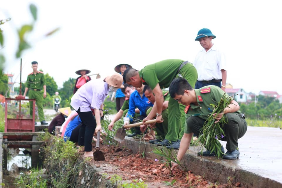 Các chiến sĩ, đoàn viên, thanh niên và Nhân dân chung tay làm đẹp quê hương