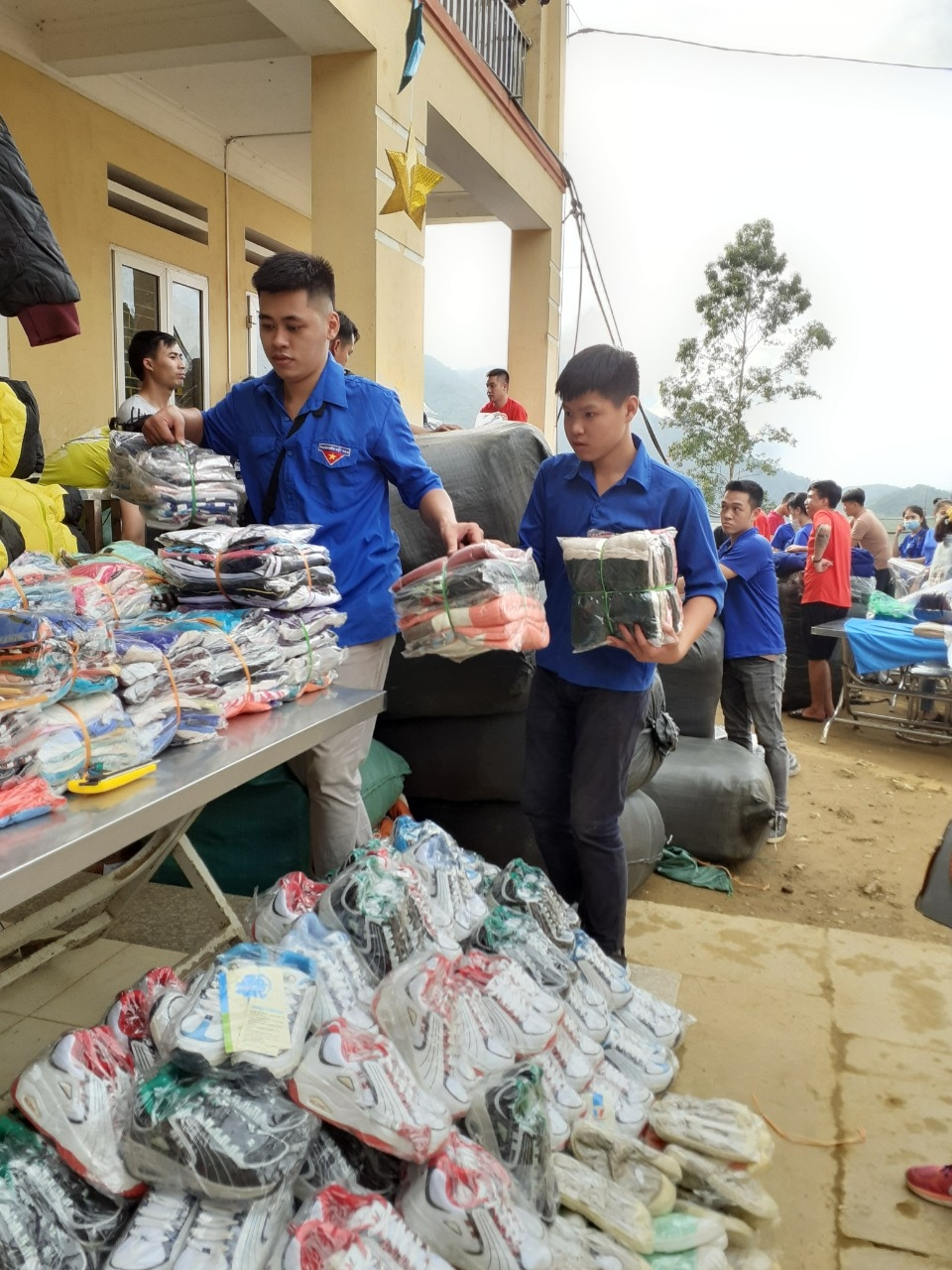 Những món quà các bạn đoàn viên, thanh niên tặng các em nhỏ dịp Trung thu