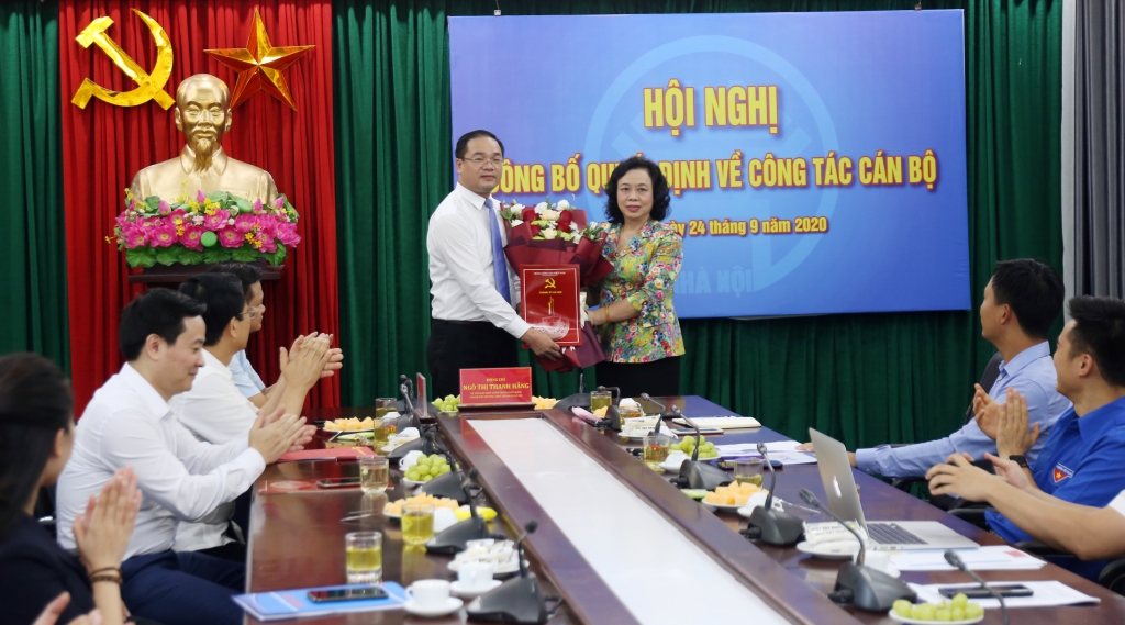 Phó Bí thư Thường trực Thành ủy Hà Nội Ngô Thị Thanh Hằng trao quyết định tới đồng chí Nguyễn Ngọc Việt