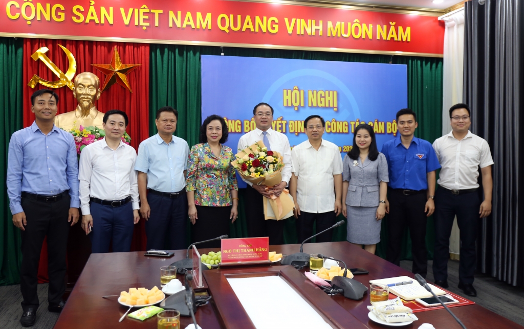 Các đồng chí đại biểu chúc mừng đồngchí Nguyễn Ngọc Việt