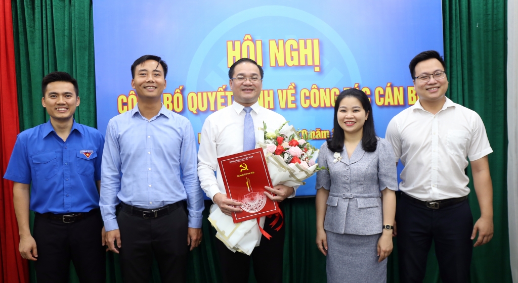 Tập thể Thường trực Thành đoàn Hà Nội tặng hoa chúc mừng đồng chí Nguyễn Ngọc Việt