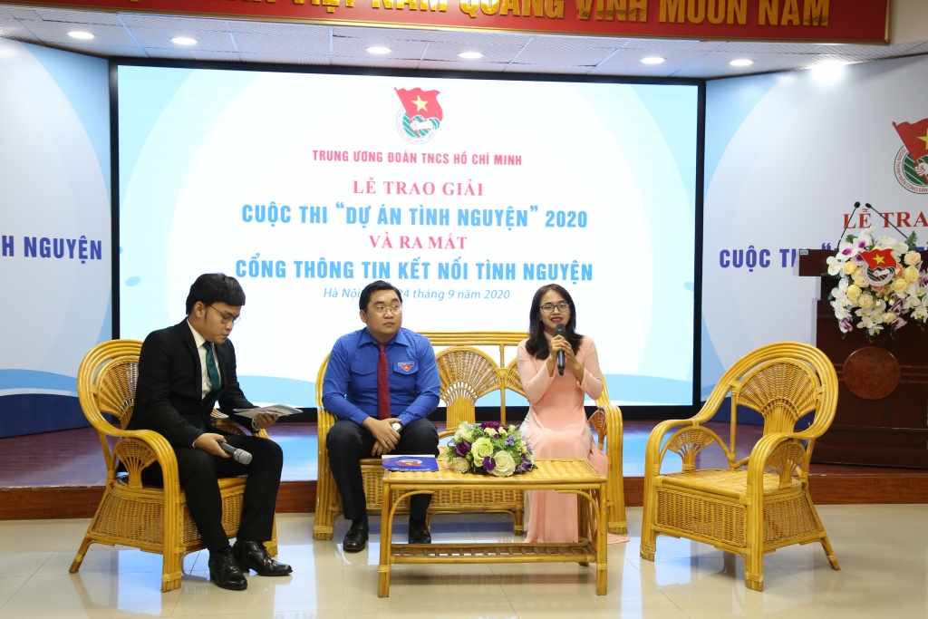 Các tác giả của dự án tình nguyện chia sẻ tại chương trình