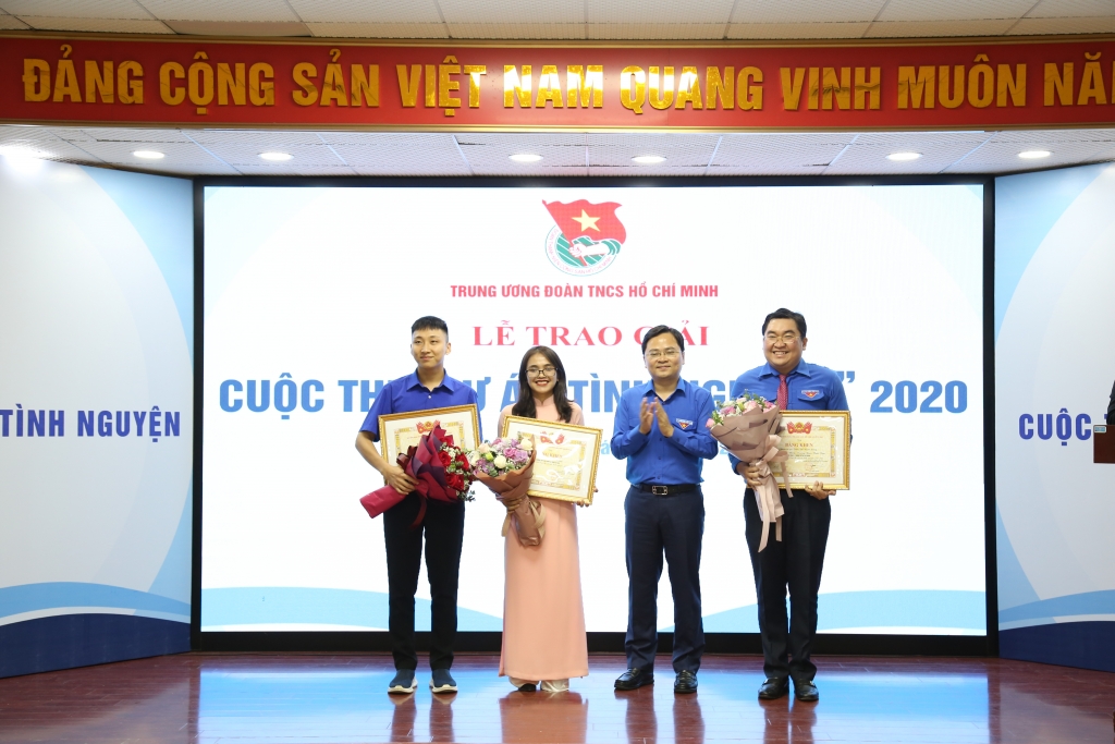 Đồng chí Nguyễn Anh Tuấn, Bí thư thường trực Trung ương Đoàn, Chủ tịch Hội LHTN Việt Nam trao giải tới các dự án đoạt giải. 