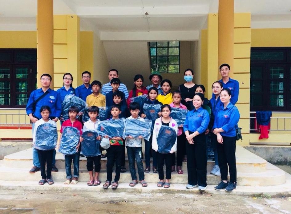 Đoàn Thanh niên- Hội Sinh viên trường Kinh doanh và Công nghệ Hà Nội trao quà tới các em học sinh Vân Kiều