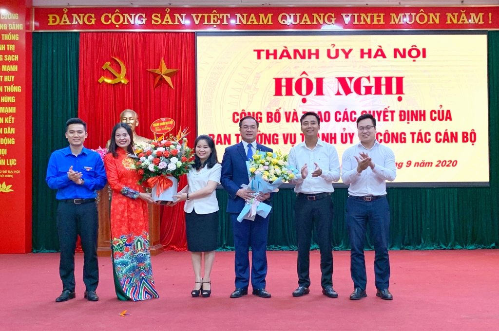 Tập thể Thường trực Thành đoàn Hà Nội tặng hoa chúc mừng các đồng chí được bổ nhiệm điều động 