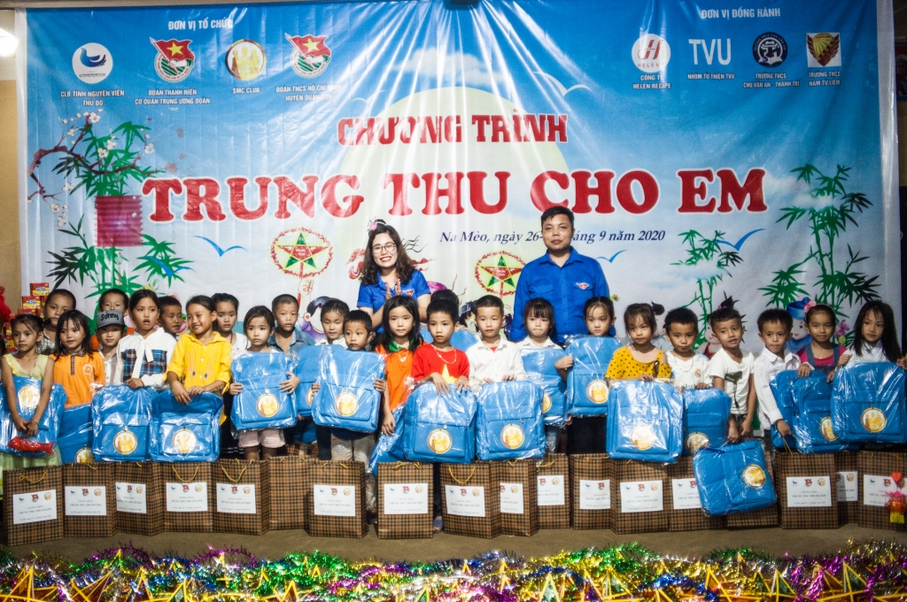 Đại diện Ban tổ chức trao qùa Trung thu tặng các em nhỏ