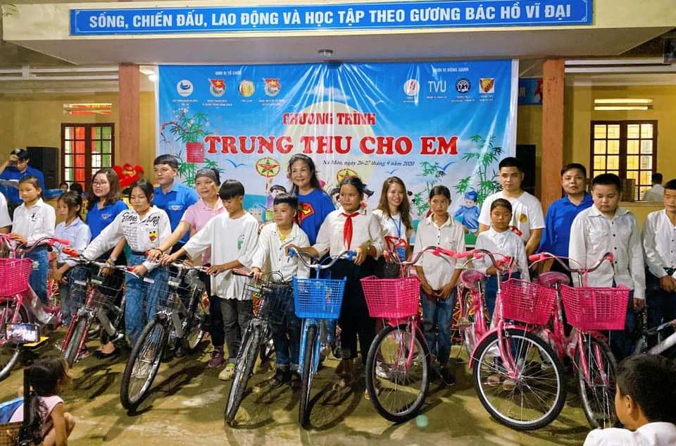 Những chiếc xe đạp là móm quà Trung thu ý nghĩa thiết thực cho các em nhỏ