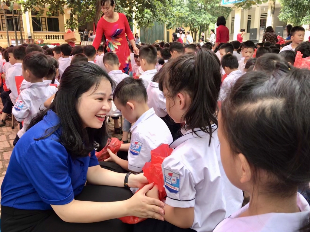 Dịp này, Hội đồng Đội Trung ương, thành phố Hà Nội trao nhiều phần quà tới các em thiếu nhi Dịp này, Hội đồng Đội Trung ương, thành phố Hà Nội trao nhiều phần quà tới các em thiếu nhi