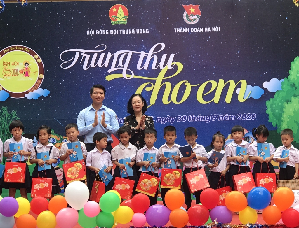 trao quà tới các em thiếu nhi trao quà tới các em thiếu nhi