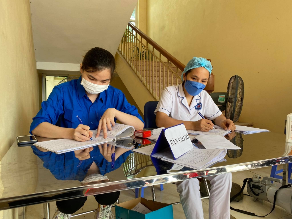 Tình nguyện viên và cán bộ y tế hỗ trợ chống dịch tại Ứng Hoà