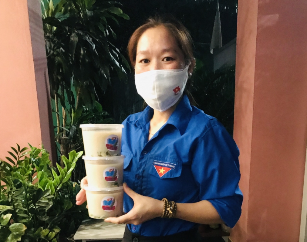 Những suất cháo gói trọn tình yêu thương của đoàn viên, thanh niên trường Tiểu học thị trấn Phùng