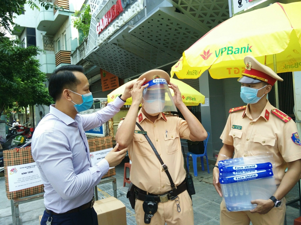 910 phần quà sẻ chia cùng các tổ cơ động mạnh và người dân khó khăn chống dịch