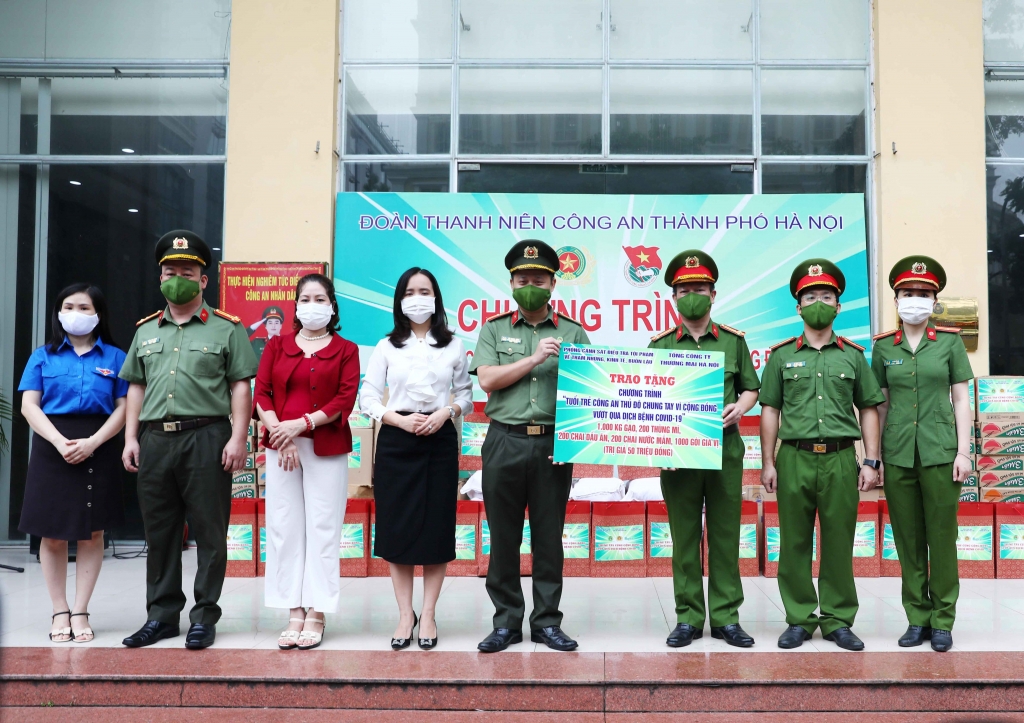 Đại diện đoàn Thanh niên Công an thành phố Hà Nội tiếp nhận hỗ trợ từ các đơn vị đồng hành