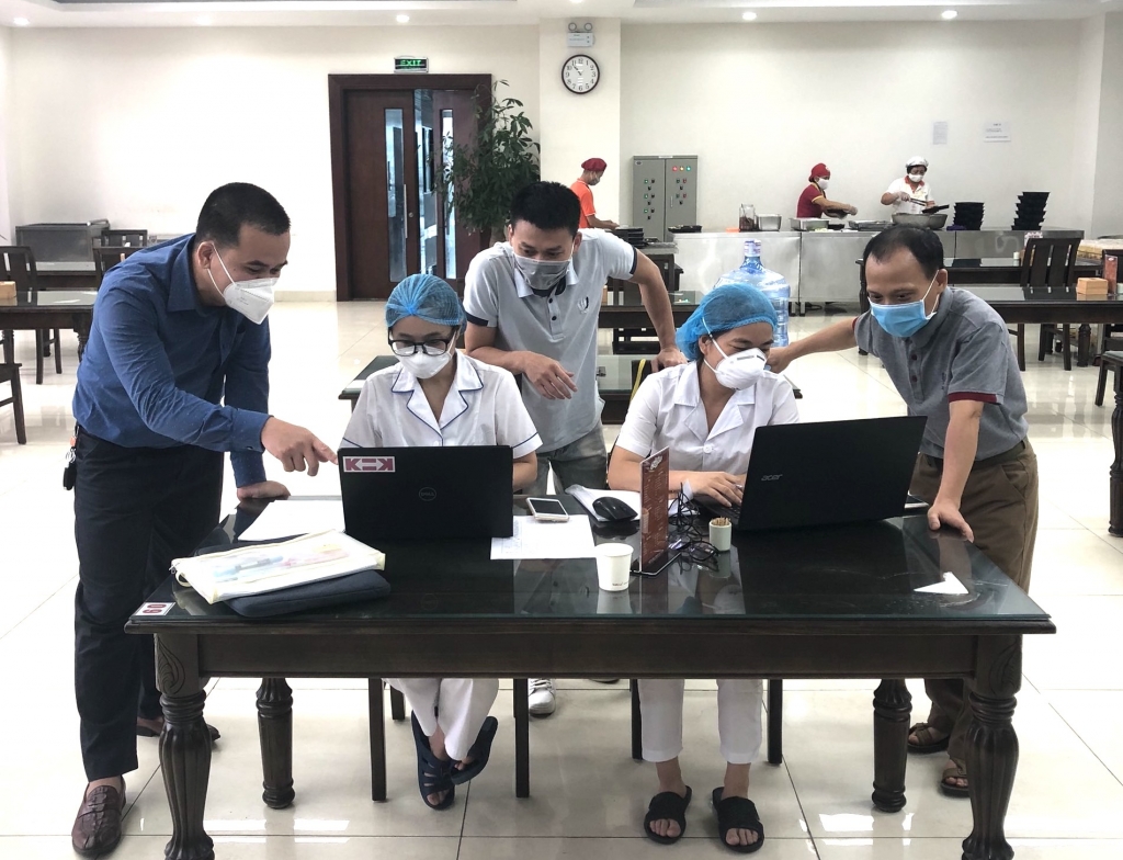 Cán bộ giáo viên, nhân viên cùng lực lượng y tế làm nhiệm vụ trong công tác phòng, chống dịch Covid-19