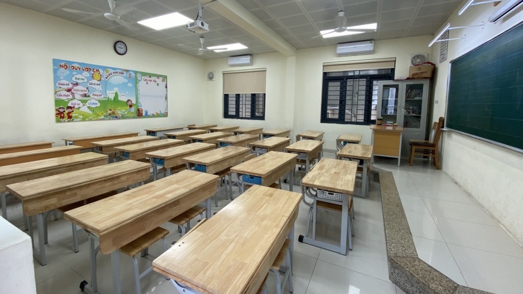 Vệ sinh, khử khuẩn phòng học, khuôn viên trường để chuẩn bị đón học sinh trở lại