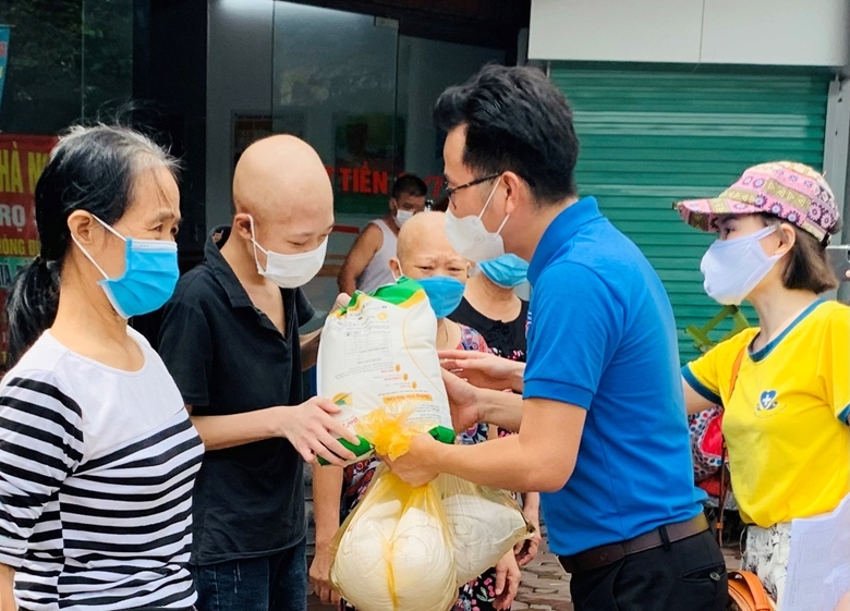 Anh Phạm Cường, Bí thư Đoàn Thanh niên Báo điện tử Đảng Cộng sản Việt Nam trao quầ tới người bệnh