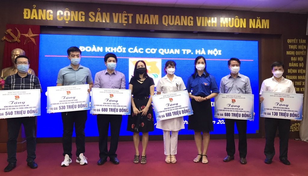 Đại diện Đoàn Khối các cơ quan thành phố Hà Nội và Công ty Dược phẩm Việt Nga trao tặng các dược phẩm thiết yếu hỗ trợ công tác phòng, chống dịch Covid-19 tới 6 bệnh viện