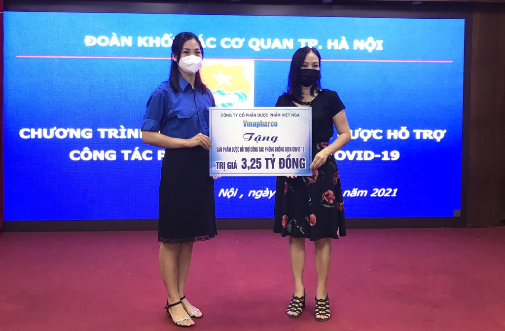 Bí thư Đoàn Khối các cơ quan thành phố Hà Nội Dương Thị Ngọc tiếp nhận hỗ trợ từ đại diện công ty dược phẩm 