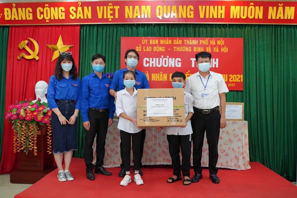 Những món quà ý nghĩa được trao đến các em