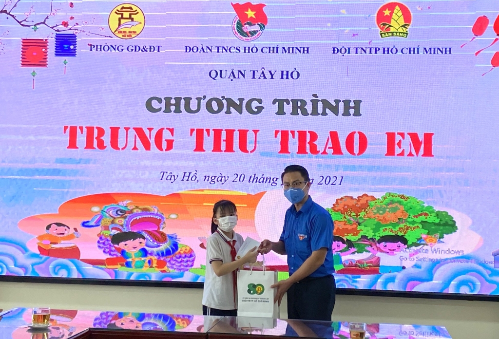 Anh Bùi Thế Cường, UVBTV Thành đoàn, Quận ủy viên, Bí thư Quận đoàn, Chủ tịch Hội đồng Đội quận Tây Hồ trao quà tới thiếu nhi