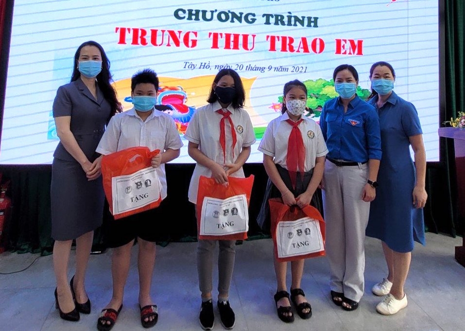 Tặng quà “Trung thu trao em” động viên thiếu nhi có hoàn cảnh khó khăn