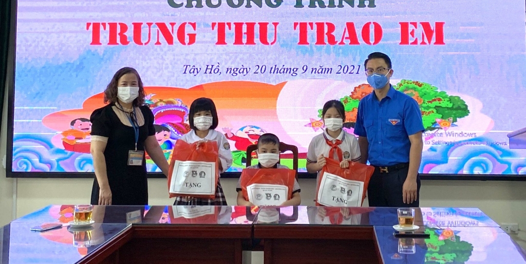 Tặng quà “Trung thu trao em” động viên thiếu nhi có hoàn cảnh khó khăn