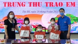 Tặng quà “Trung thu trao em” động viên thiếu nhi có hoàn cảnh khó khăn