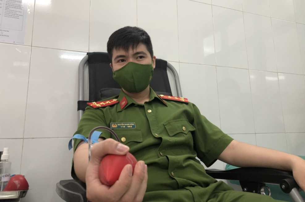 Cán bộ chiến sĩ cùng tham gia hiến máu cứu người bệnh trong lúc nguy cấp