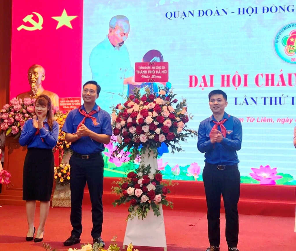 Đồng chí Nguyễn Đức Tiến tặng hoa chúc mừng đại hội