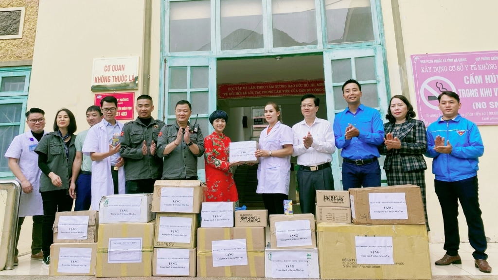 Anh Nguyễn Đức Tiến cùng các hội viên trao quà tặng thanh thiếu nhi huyện Mèo Vạc, Hà Giang
