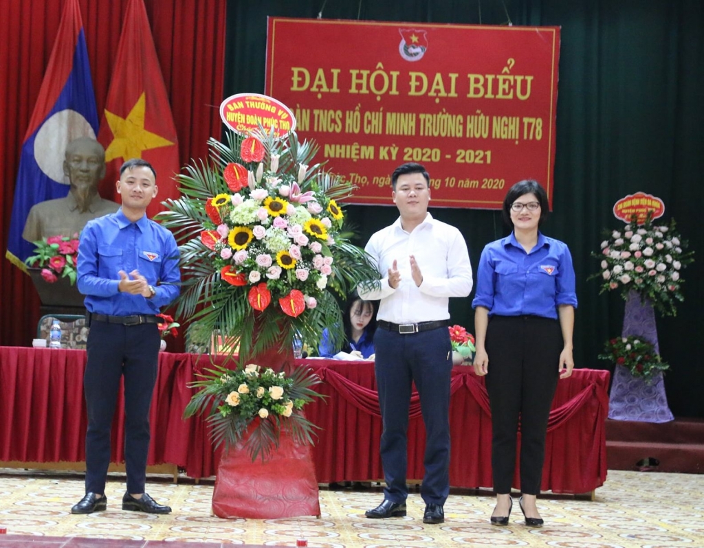 Đồng chí Hoàng Ngọc Thanh trao lẵng hoa chúc mừng đại hội Đoàn trường 