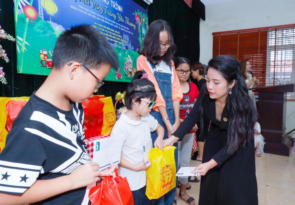 Nữ doanh An Nhiên tặng quà các bé là con hội viên Hội Người mù quận Thanh Xuân