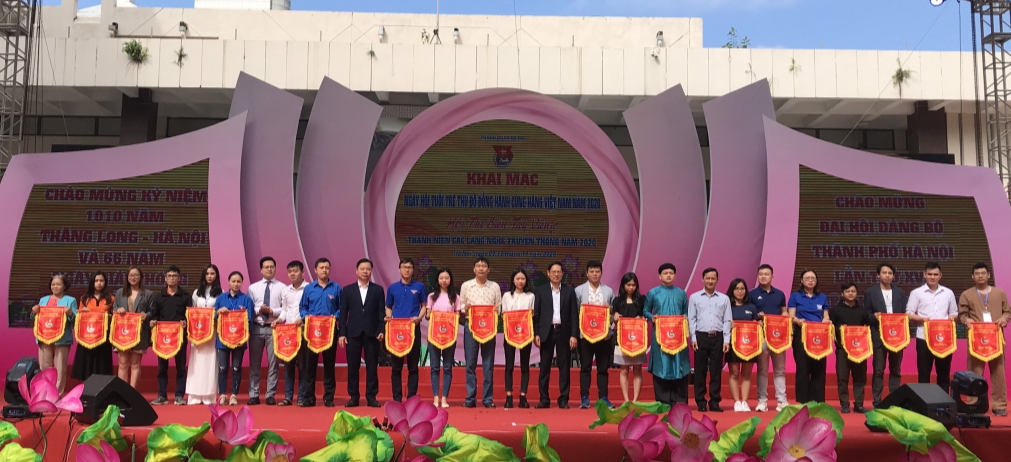 Đại diện Ban tổ chức trao cờ lưu niệm tới các đơn vị tham gia ngày hội