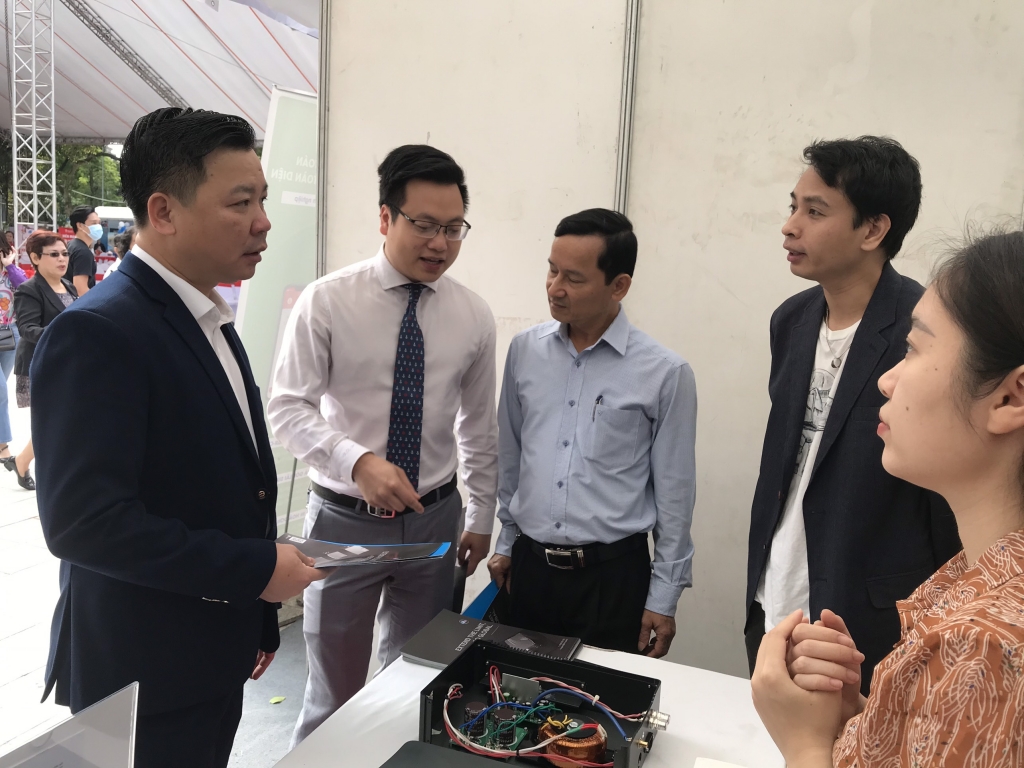 Phó bí thư Thành đoàn Hà Nội Trần Quang Hưng giới thiệu sản phẩm trưng bày tại ngày hội với các vị đại biểu tham dự chương trình