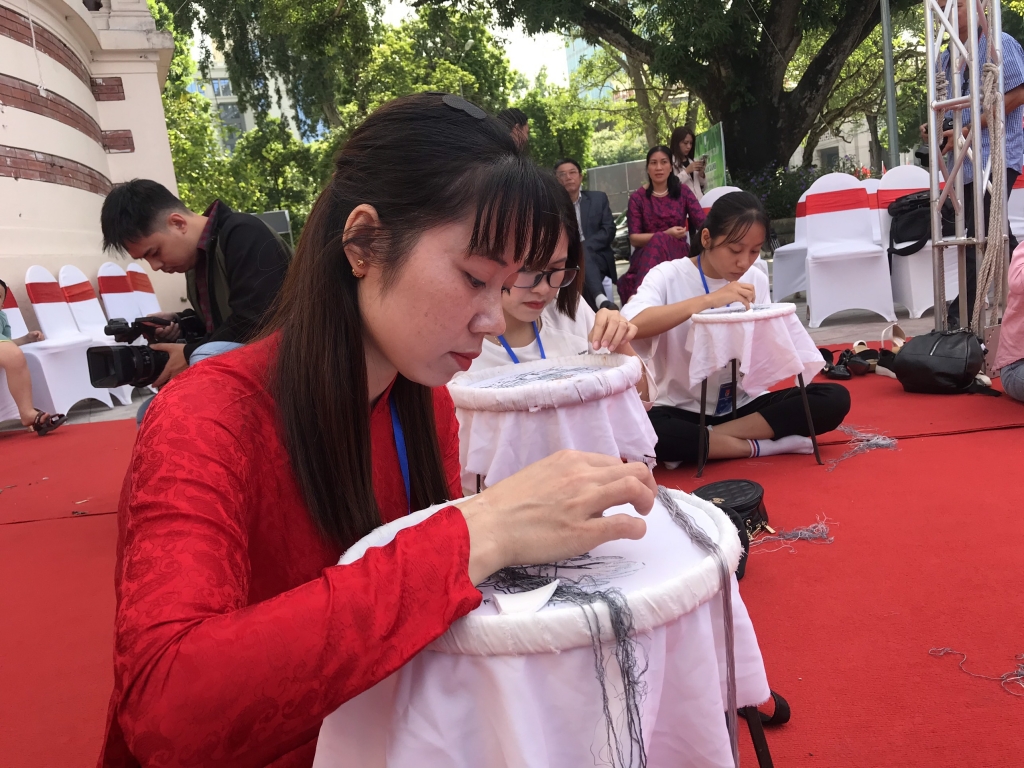 Thanh niên thi nghề thêu tại hội thi Bàn tay vàng