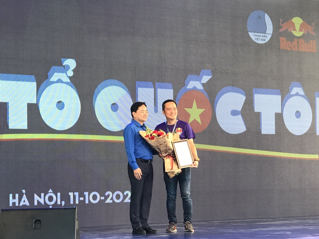 Anh Nguyễn Anh Tuấn trao chứng nhận và hoa cảm ơn cho ông 