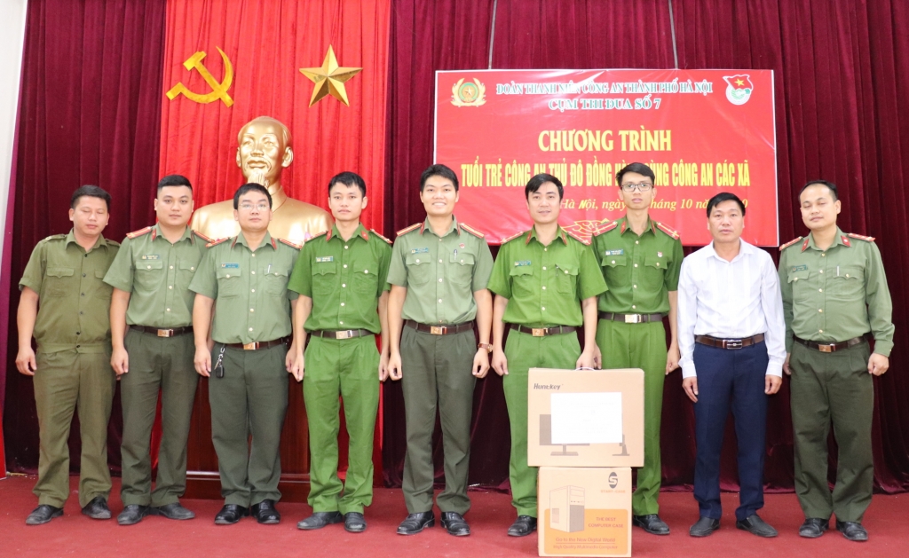 Các chiến sĩ công an 