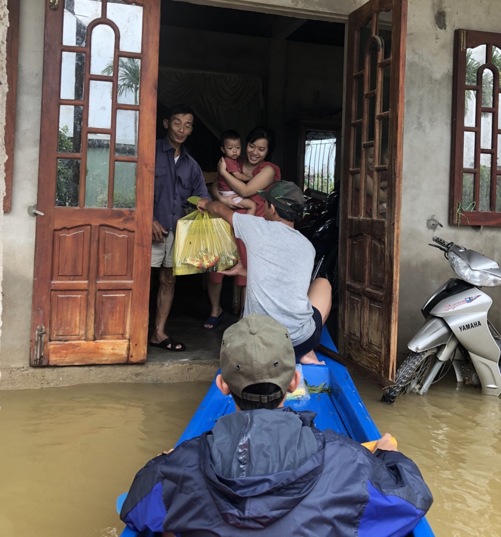 Đoàn cứu trợ trao quà tận tay người dân vùng lũ