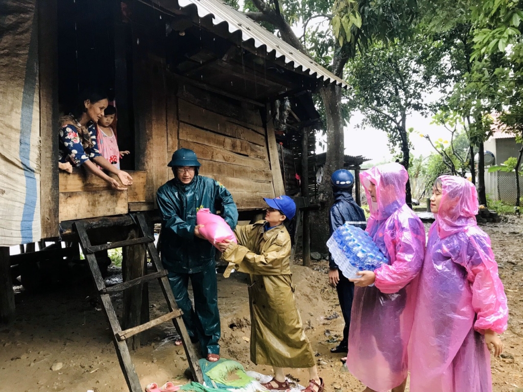 Hội viên, thanh niên tặng quà cứu trợ người dân vùng lũ