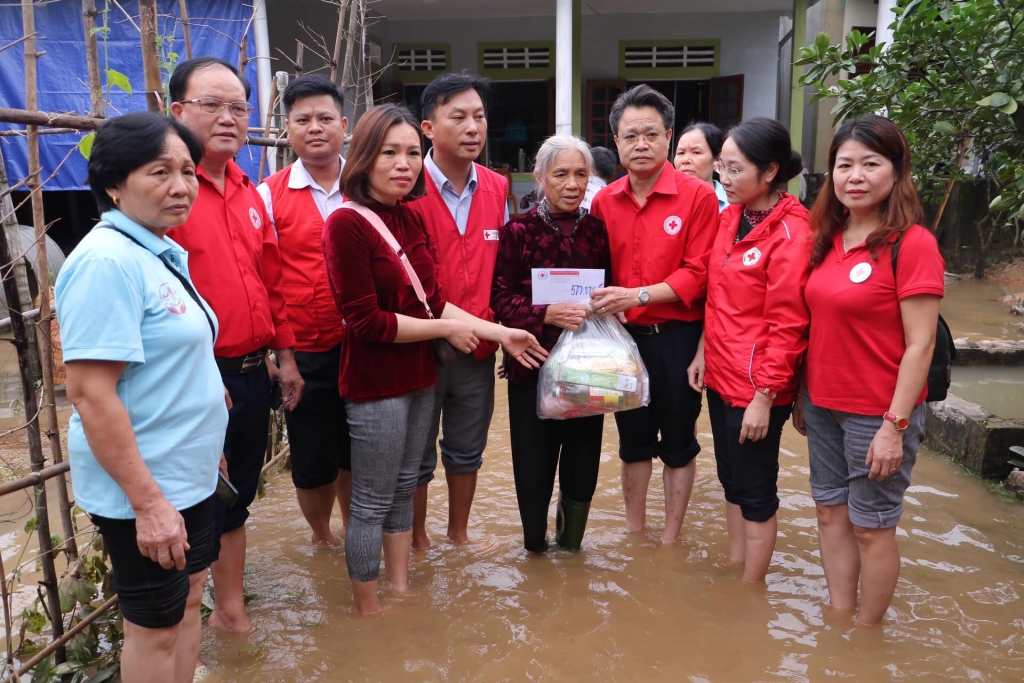 Đoàn công tác Hội Chữ Thập đỏ thành phố Hà Nội trao quà tại Hà Tĩnh