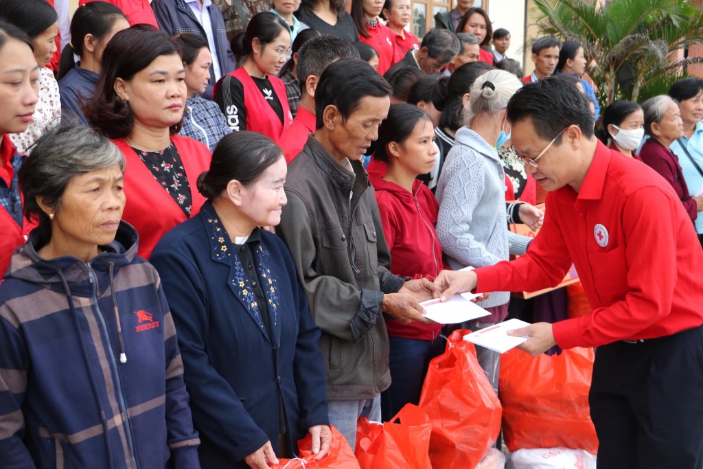 Đồng chí Đào Ngọc Triệu trao quà tới bà con vùng lũ Quảng Trị