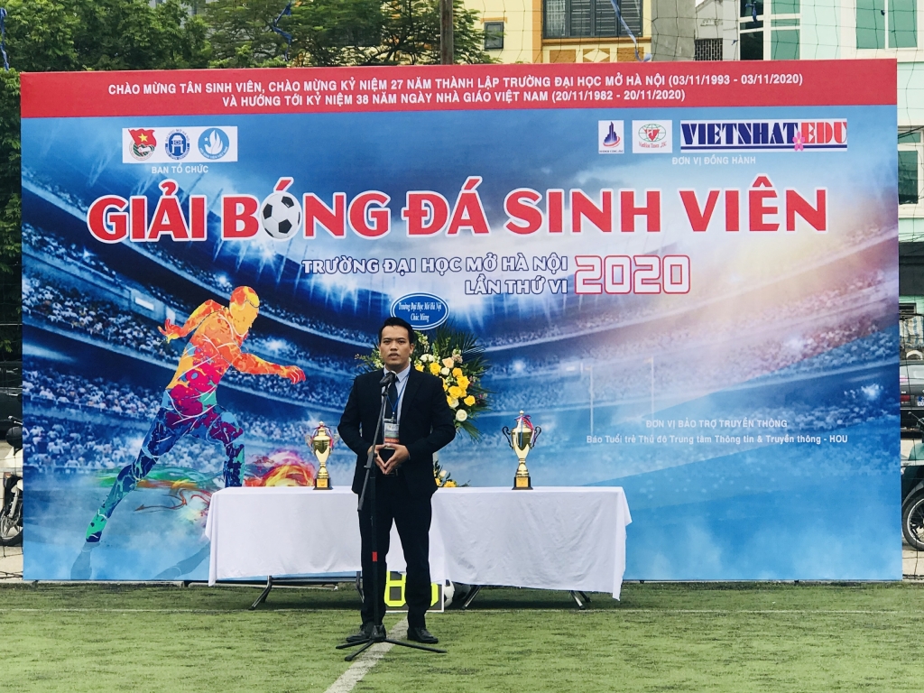 Ths Lê Mạnh Hùng, Bí thư Đoàn trường Đại học Mở phát biểu khai mạc giải bóng đá sinh viên