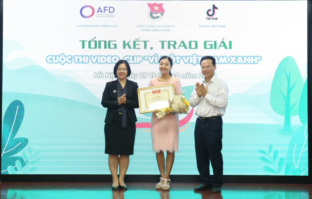 Đại diện Ban tổ chức trao giải tới tác giả xuất sắc